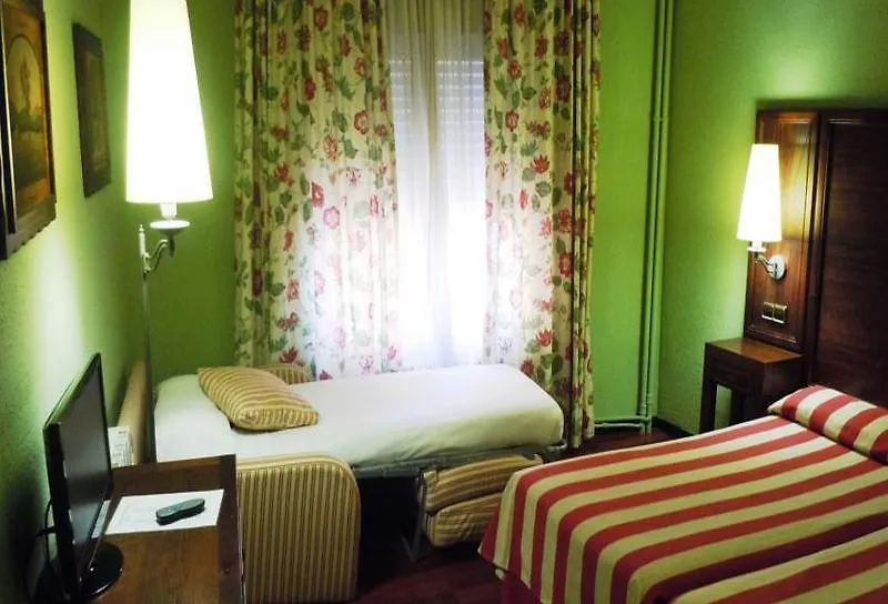 Hotel Urogallo Βιέλα 2*,